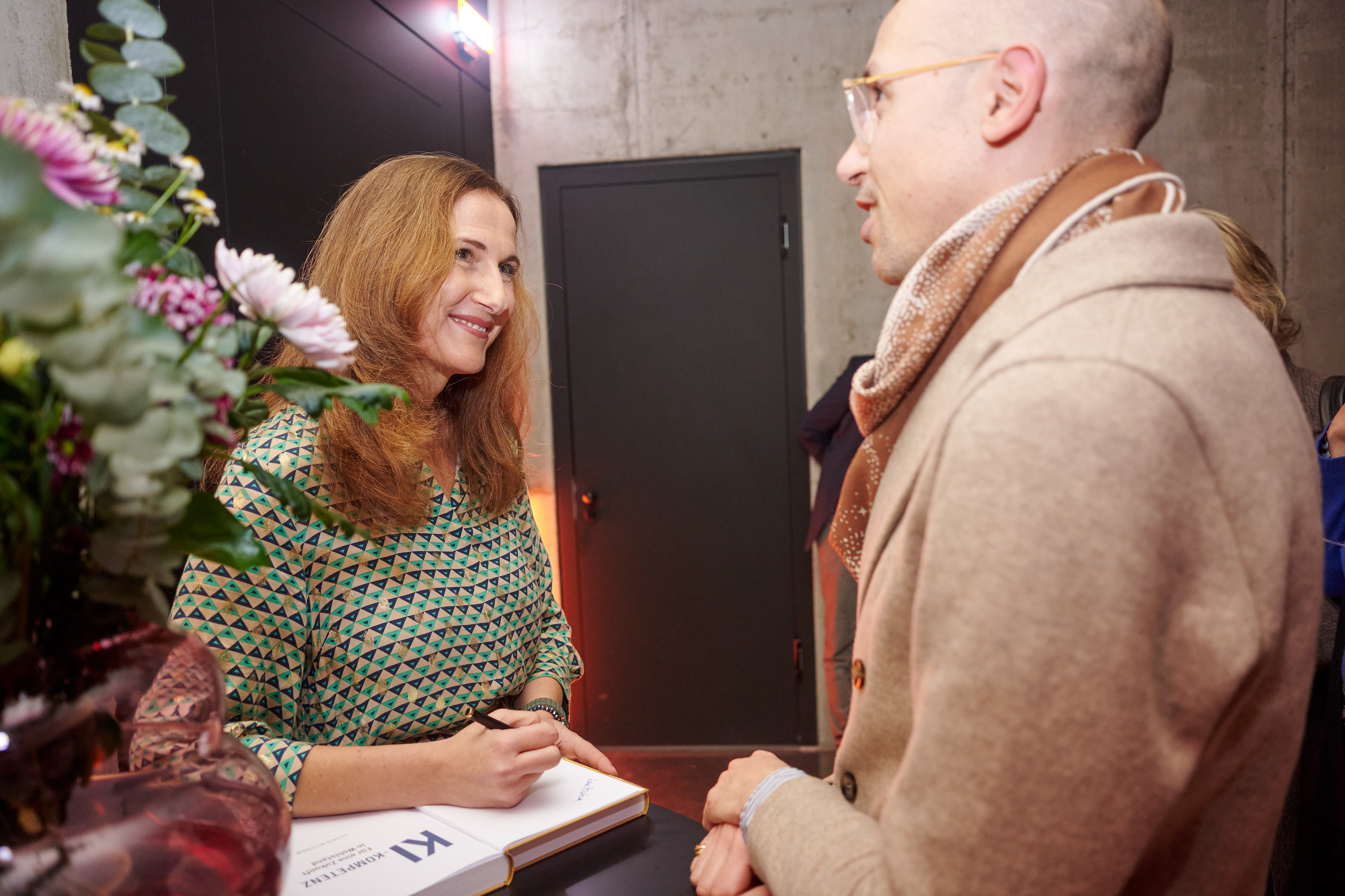 Katja Nettesheim im Gespräch bei der Signierstunde