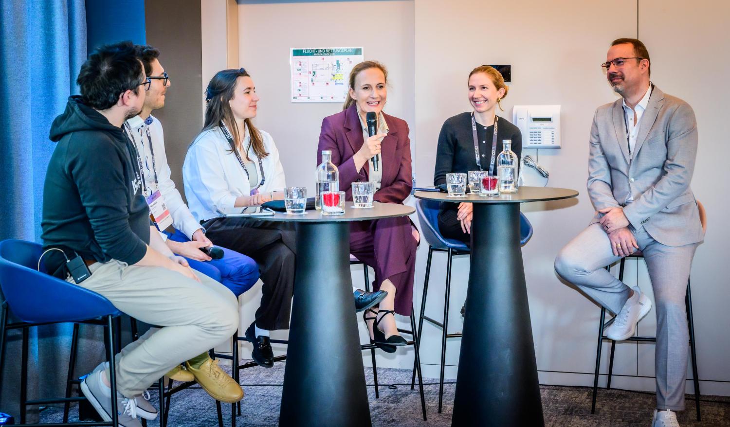 Katja Nettesheim moderiert ein Panel mit fünf Gästen